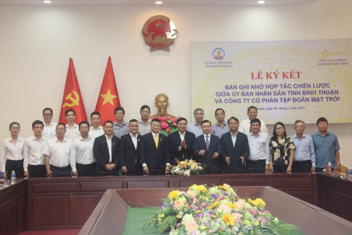 Chụp ảnh lưu niệm giữa Bình Thuận và Tập đoàn Sun Group tại lễ ký kết. Chụp ảnh lưu niệm giữa Bình Thuận và Tập đoàn Sun Group tại lễ ký kết.
