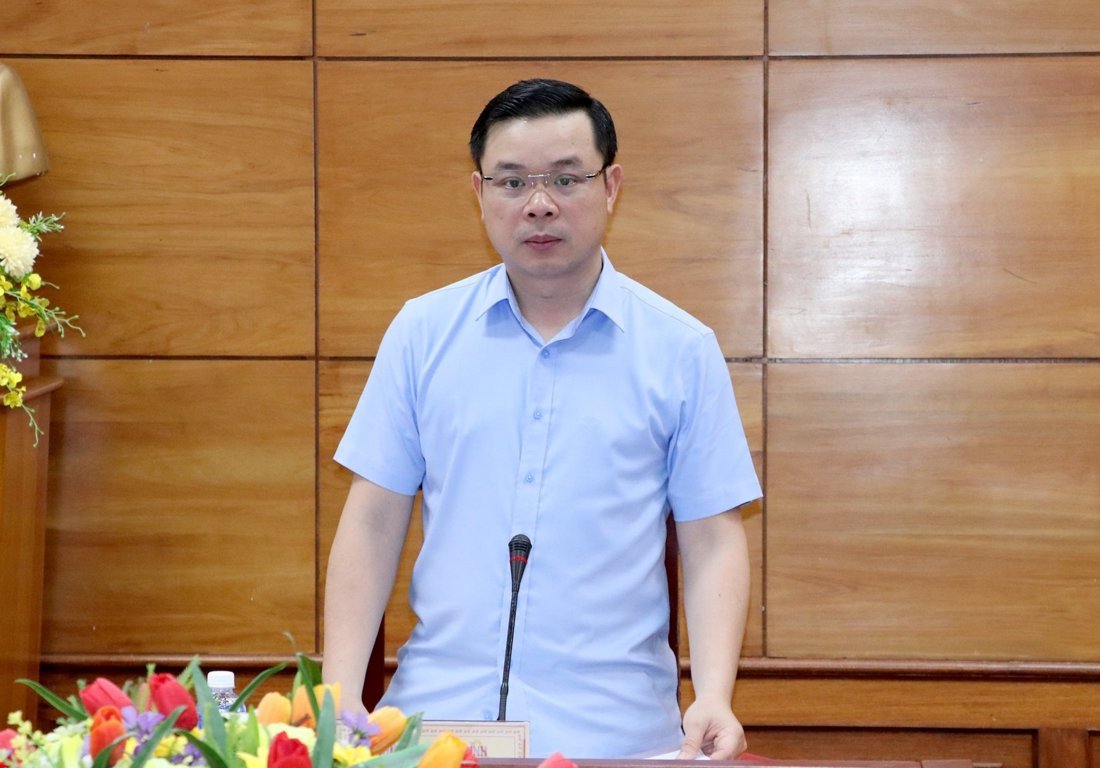 Chủ tịch UBND tỉnh Đỗ Hữu Huy chỉ đạo tại buổi làm việc.