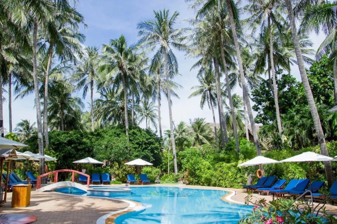 Hai Hồ Bơi Rộng Lớn Và Khu Vực Bãi Biển Riêng Tư Vô Cùng Sạch Sẽ