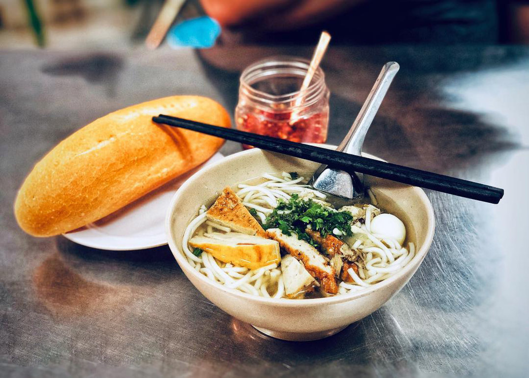 Ăn Kèm Bánh Mì Nóng Giòn Và Các Loại Rau Thơm Tươi Mát Ăn Kèm Bánh Mì Nóng Giòn Và Các Loại Rau Thơm Tươi Mát