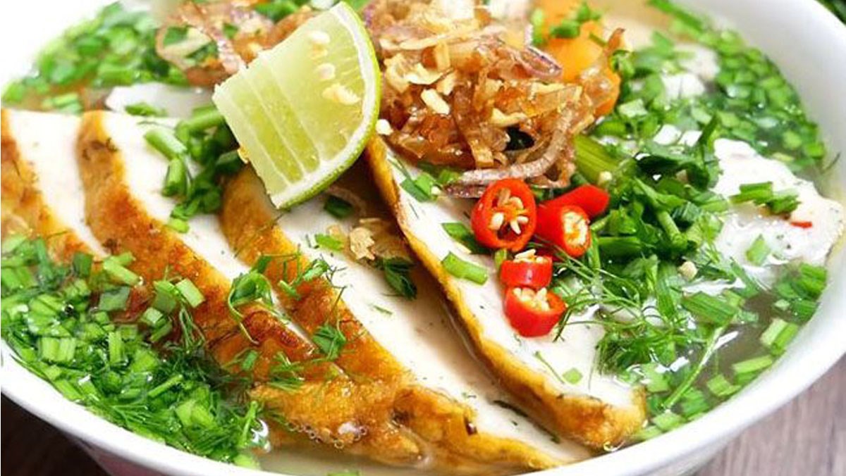 Thưởng Thức Bánh Canh Chả Cá Nóng Hổi Giòn Dai