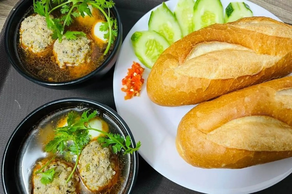 Bánh Mì Xíu Mại Nóng Hổi Nước Sốt Đậm Đà Gây Thương Nhớ Bánh Mì Xíu Mại Nóng Hổi Nước Sốt Đậm Đà Gây Thương Nhớ
