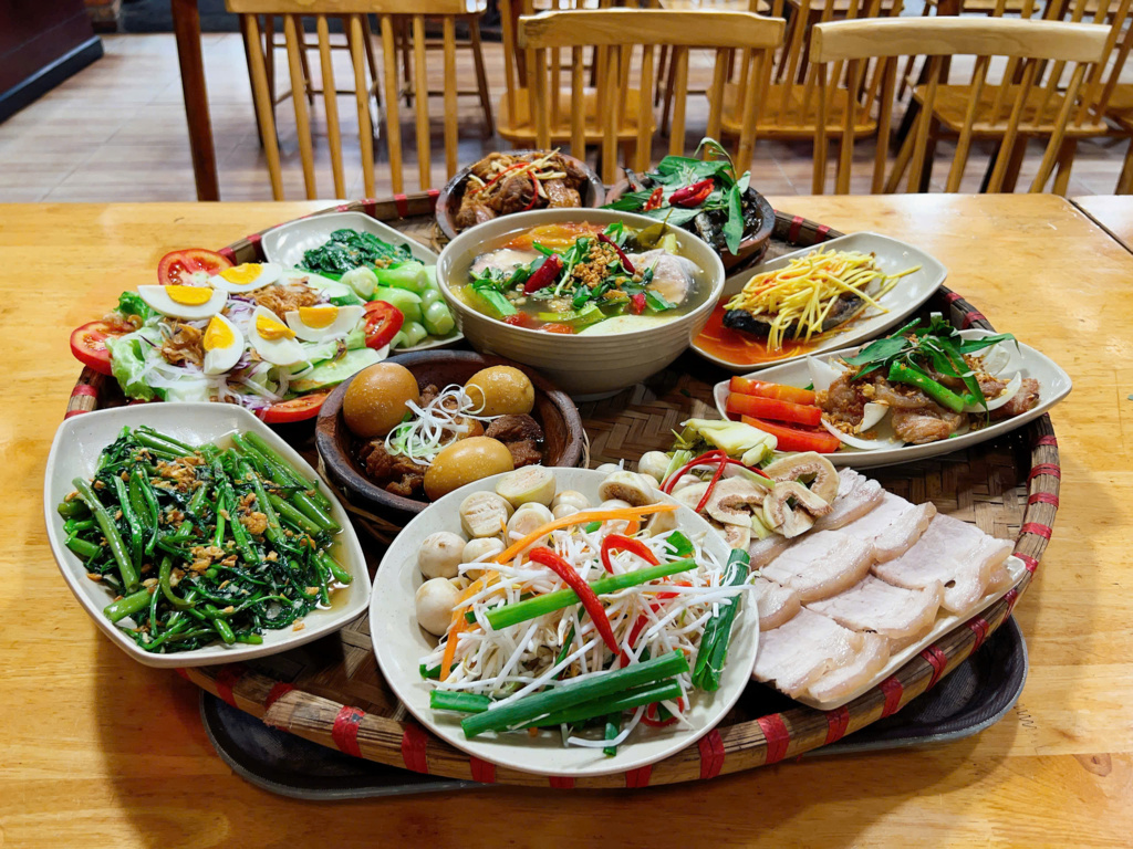 Hương Vị Bữa Cơm Gia Đình Ấm Cúng Xua Tan Nhớ Nhà Hương Vị Bữa Cơm Gia Đình Ấm Cúng Xua Tan Nhớ Nhà