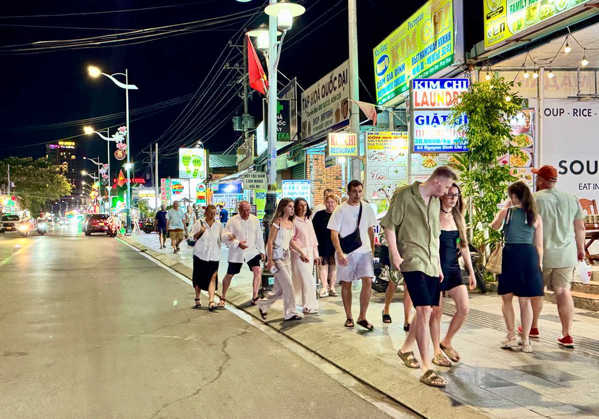 Các Hoạt Động Vui Chơi Và Mua Sắm Khác Tại Chợ Đêm Mũi Né Các Hoạt Động Vui Chơi Và Mua Sắm Khác Tại Chợ Đêm Mũi Né