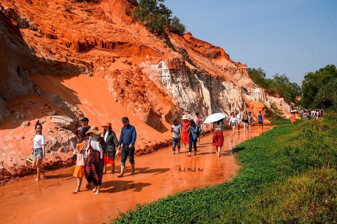 Lội Suối Chân Trần Dưới Làn Nước Mát Lạnh Mùa Hè Lội Suối Chân Trần Dưới Làn Nước Mát Lạnh Mùa Hè